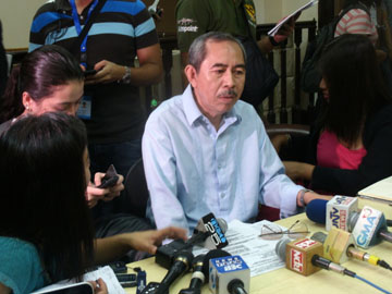 前大統領の身柄移送命令について説明する首都圏パサイ地裁職員=1日午前10時半ごろ、同地裁で写す