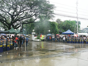 警官隊が警備を続けた退役軍人記念メディカルセンターの通用門周辺=9日午前9時ごろ写す