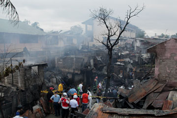 小型機が墜落し、炎上した現場に駆け付けた地元消防隊員=10日午後5時20分ごろ、首都圏パラニャーケ市で写す