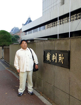 比から駆けつけた原告父親の大野昭夫さん=16日午前11時50分ごろ、東京都千代田区の東京地裁前で写す