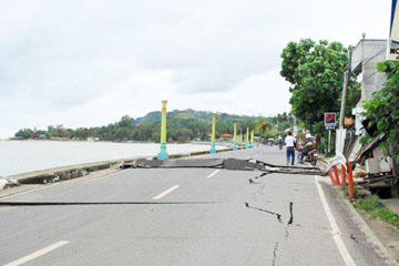 地震で東ネグロス州ギフルガン市の道路に入った亀裂=ABSーCBNのウェブサイトから