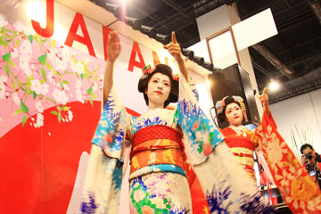 旅行博覧会で踊りを披露する「やまがた舞子」の小はなさん(左)と紗弥さん=17日午前11時34分ごろ、首都圏パサイ市の会場で写す