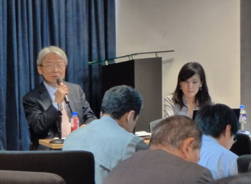 官民連携(PPP)事業について説明する村田室長(左端)と藤井調査役=19日午後3時ごろ、首都圏マカティ市のJICA比事務所で写す