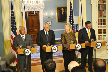 「2プラス2」後に行われた共同記者会見。左からガスミン国防長官、デルロサリオ外務長官、クリントン米国務長官、パネッタ米国防長官=比外務省提供