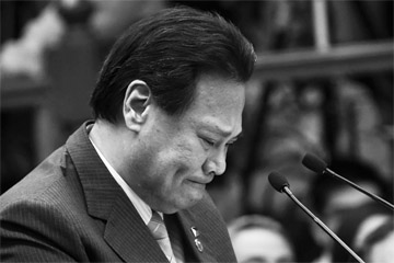 2時間半に及ぶ陳述で「公金は1ペソたりとも盗んでいない」と訴えたコロナ長官。感情の高ぶりからか、言葉を詰まらせる場面が数回あった=上院提供