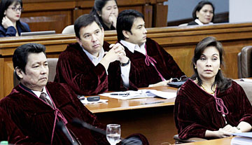 検察、弁護双方の最終弁論に耳を傾ける上院議員ら=上院提供