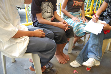 マニラ新聞の取材に応じる強窃盗団のメンバー3人(右端除く)=19日午後3時ごろ、首都圏マニラ市の更正施設で写す