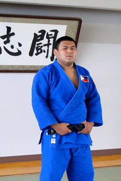 柔道部員相手の練習を終えた保科知彦さん=5日午後4時20分、群馬県桐生市の私立樹徳高校柔道場で写す