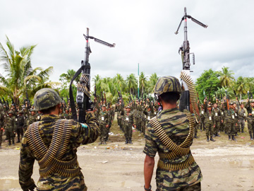 モロ・イスラム解放戦線(MILF)の総会に集まった構成員=ミンダナオ地方マギンダナオ州スルタンクダラット町で9日午後4時ごろ写す