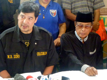 マレーシア政府への身柄引き渡しの不当性を訴えるキラム3世(右)‖10日午前11時10分すぎ、タギッグ市で写す