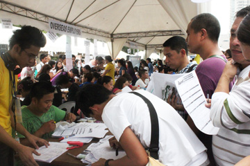 人だかりができた海外求人のブース=12日午前11時49分、首都圏マニラ市のリサール公園で写す