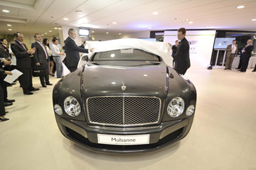 比初のショールームでベントレーを代表する高級車ミュルザンヌを披露するリリー駐比英国大使(右)ら=ベントレーマニラ提供
