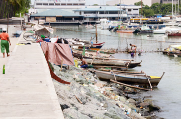 ごみが打ち寄せるマニラ湾=30日午後1時ごろ、首都圏マニラ市で写す
