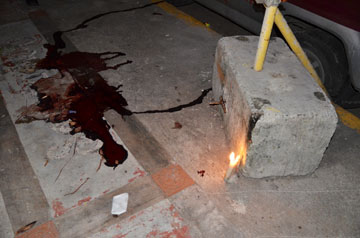 日本人男性の遺体発見現場に残された多量の血痕=21日午後10時ごろ、マニラ市エルミタ地区で写す