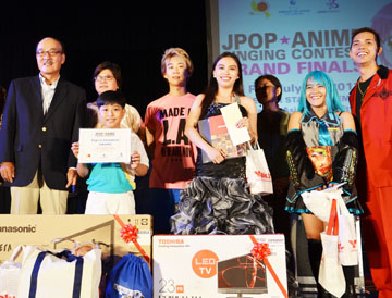 Jポップ歌唱大会で優勝したメリック・セラヘスくん(左から2人目)=20日午後4時半ごろ、パサイ市のモール・オブ・アジアで写す