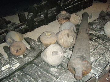 1600年、マニラ湾でオランダ艦隊に撃沈されたガレオン船サン・ディエゴから回収された大砲やつぼ。首都圏マニラ市のフィリピン国立博物館で写す