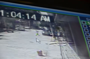 邦人が自殺したとみられる時刻に、現場付近の防犯カメラに写っていた別の人物(矢印)