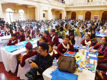 約30校から集まった観光学ぶ学生たち=26日午後2時半ごろ、首都圏マニラ市の国立博物館で写す