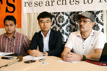 送還時の様子を語るノエル・ディソンさん(右端)=26日午前10時半ごろ、首都圏マニラ市の飲食店で写す