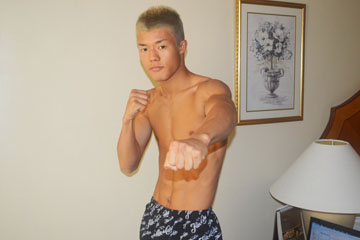 「絶対に勝つ」と世界チャンピョンへの自信を見せる亀田和毅選手=ビサヤ地方セブ市で26日午後、写す