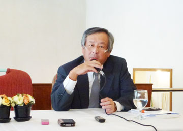 VAT未還付問題の解決を訴える石神社長=27日午前10時40分ごろ、首都圏マカティ市内で写す