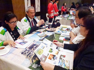 日本旅行を企画する比の旅行代理店に九州・熊本をアピールする担当者=5日午後2時すぎ、首都圏マニラ市内のホテルで写す