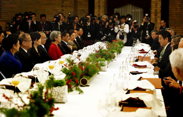 昼食を兼ねて会談を行うアキノ大統領と安倍首相=大統領府提供