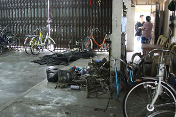 邦人男性が拉致された自転車店の車庫=15日午後3時20分ごろ、首都圏パラニャーケ市で写す