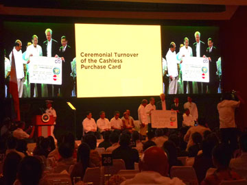 グッド・ガバナンス・サミットで、「キャッシュレス調達カード」導入を発表するアキノ大統領ら‖15日午前11時25分ごろ写す