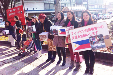 福島市内で寄付を募るハワク・カマイ・福島のメンバーら=後藤さん提供