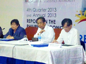 NSCBで記者会見するバリサカン長官(中央)=30日午前10時すぎ写す