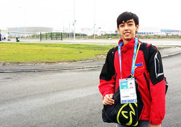 ソチ入りし、五輪会場の前で記念写真を撮る比フィギアスケート代表のマルティネス選手=同選手の公式フェイスブックより