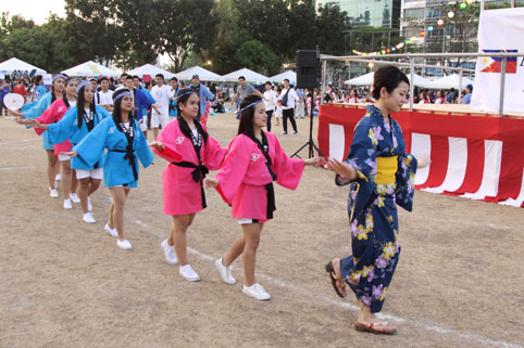 音頭に合わせて踊る日系企業の関係者ら=1日午後5時50分ごろ、首都圏タギッグ市で写す