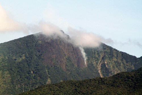 上空から見たバナハウ山の火事現場。20日朝の段階ではまだ煙が上っている=比空軍提供