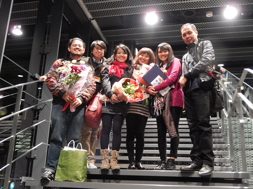 第9回大阪アジアン映画祭でグランプリを受賞した「シフト」のシージ・レデスマ監督(右から2人目)と、比の他作品の監督ら=大阪市福島区のABCホールで16日写す