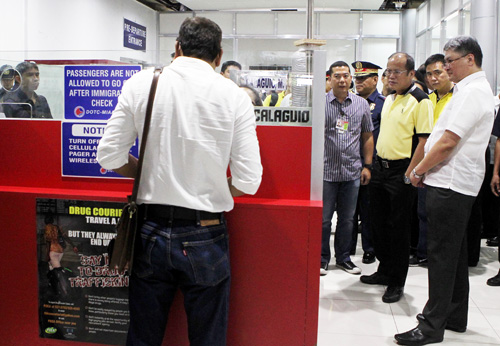 マニラ空港国内線ターミナルの業務状況を視察するアキノ大統領=大統領府提供