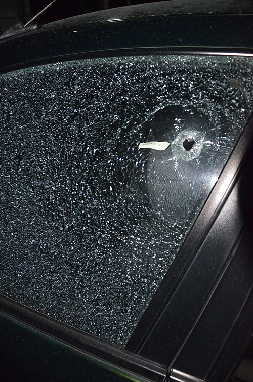 運転席側の窓に残った45口径拳銃の弾痕
