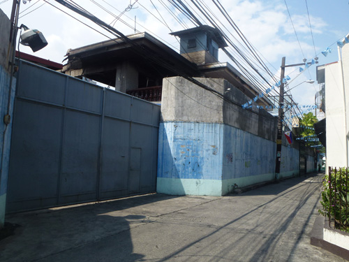 火事で従業員女性8人が死亡、2人が負傷した倉庫=30日午後2時半ごろ、首都圏パサイ市で写す