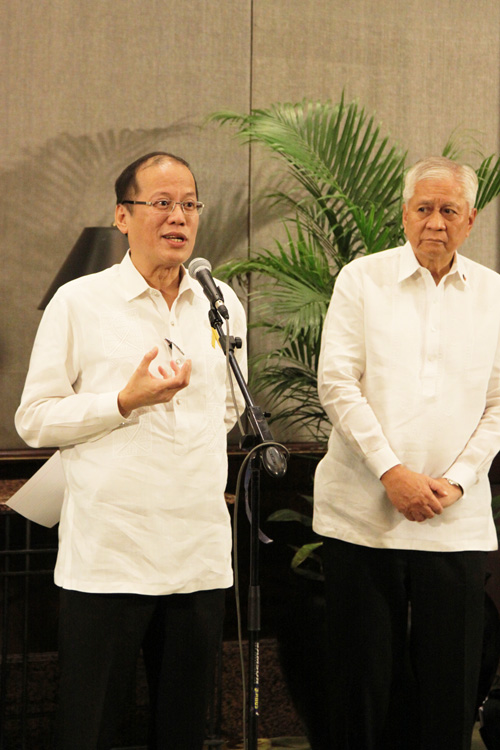 南沙諸島での中国による新たな開発に言及するアキノ大統領(左)=5日午前11時20分ごろ、首都圏マニラ市で写す