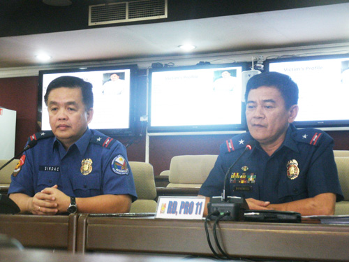 ダバオ市の「ホテル王」殺害事件で現職警視らの送検を発表する国家警察幹部=25日午後2時10分ごろ、首都圏ケソン市の国家警察本部で写す