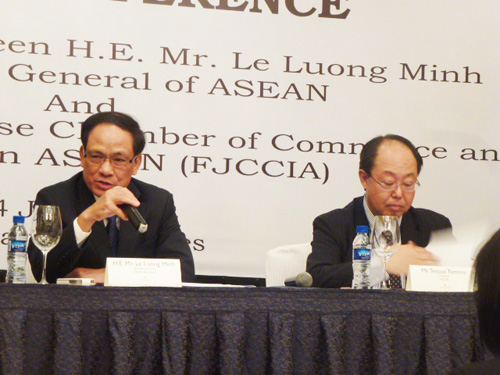 記者会見で質問に答えるミンASEAN事務総長(左)と冨野ASEAN日本人商工会議所連合会会頭