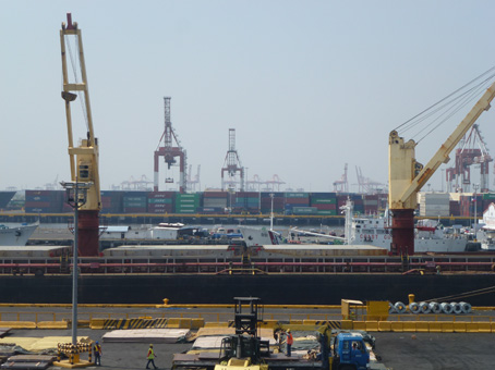 交通規制の影響で、貨物積み込みに懸念が出ているマニラ港