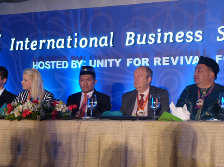 サミットのオープニングセレモニーで壇上に上がる主催者のアルバニ代表(左から2番目)ら=28日午前11時ごろ、首都圏マニラ市で写す