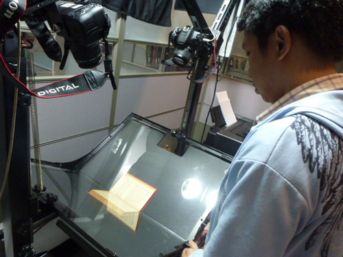 電子書籍化作業の様子。古書を専用スキャナーで読み取っている=7月31日午後3時ごろ、首都圏マカティ市のフィリピン・ヘリテージ・ライブラリー事務局で写す