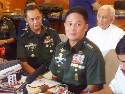 会見で記者の質問に答えるカタパン国軍参謀総長(中央)=2日午前10時ごろ、首都圏マンダルーヨン市で写す