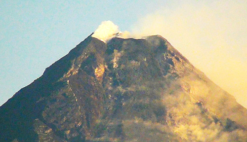 16日午前7時に撮影されたマヨン山の火口付近=比火山地震研究所提供