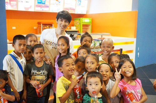 アニメを作成した戸塚太郎さんと、絵を描いた子供たち=「株式会社にじたろう」の戸塚太郎さん提供