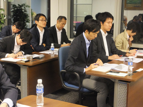 ジェトロマニラ事務所で比経済の概況説明を受ける参加者ら=7日午後6時ごろ、首都圏マカティ市の事務所で写す