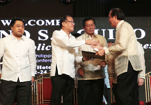 第40回ビジネス会合で提言書を受け取るアキノ大統領(写真中央)=大統領府提供