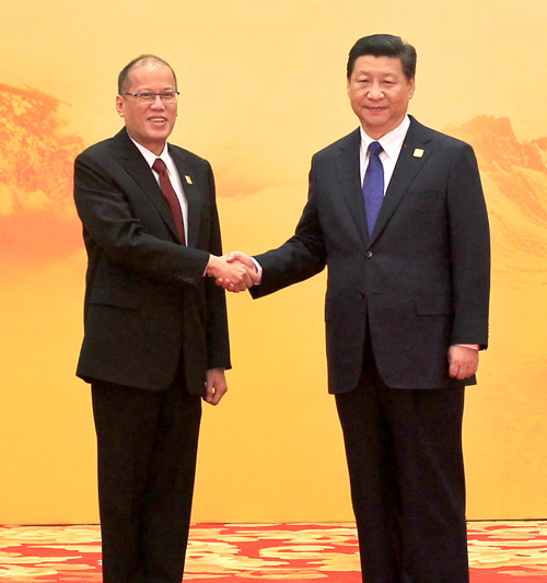 APEC首脳会議で習主席と握手するアキノ大統領=大統領府提供